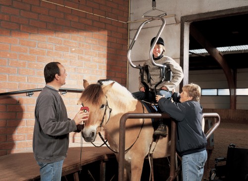 Handi-Move - L'équitation - Monter sur le cheval avec le Châssis-mains et le moteur plafonnier -