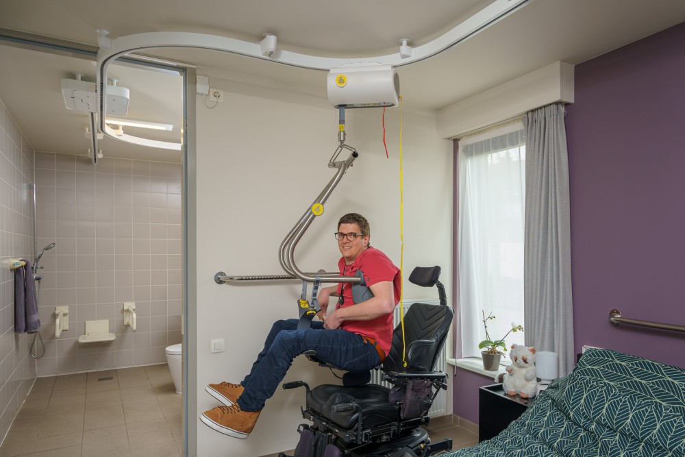 Lève-personne au plafond - moteur fixé au plafond , Rails au plafond , Châssis-mains Handi-Move