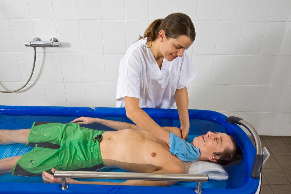 brancard de douche pour le bain ou la douche. Douche au lit. Douche pour  personne handicapée. Table de soin et d'hygiène. Réglable en hauteur. -  Handi-Move