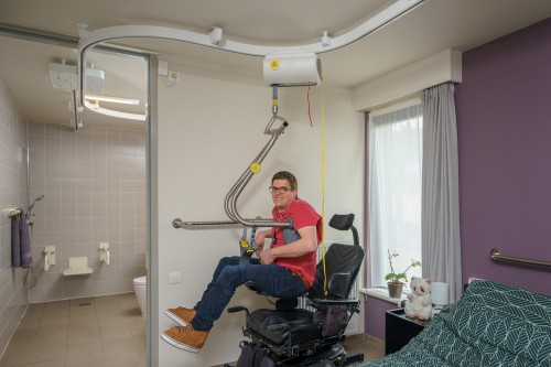 Lève-personne au plafond - moteur fixé au plafond ; Rails au plafond ; Châssis-mains Handi-Move - Handi-Move Lève-personnes