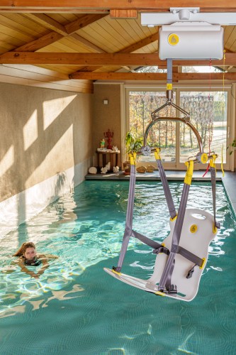 Moteur sur rail fixé au plafond destiné aux piscines ; Siège pour lève-personne de piscine - Handi-Move Lève-personnes