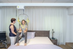 Lève-personne au plafond - utilisation autonome ; Le portique - Handi-Move Lève-personnes