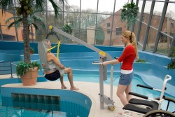 Lève-personne mobile de piscine ; Sangle de bain ; Sangle de bain avec support de tête ; Fléau Classique - Handi-Move Lève-personnes