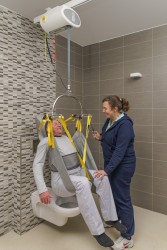 Lève-personne au plafond - utilisation autonome ; Sangle de toilette avec support de tête ; Fléau Standard - Handi-Move Lève-personnes